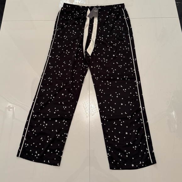 Abercrombie and Fitch pajama set. New with tags. Bottom is XL and top is Size L - Picture 1 of 5